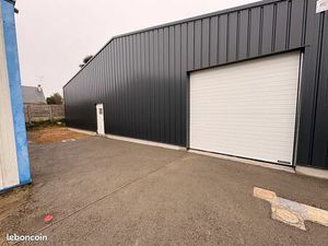 Local avec Bureau et Vestiaire