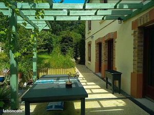 De style maison de bourg avec l’entourage d’ouvertures en briques . Cette agréable maison 