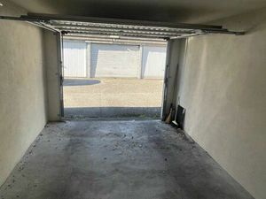 Box fermé 14 50 m2.Accès sécurisé par portail automatique