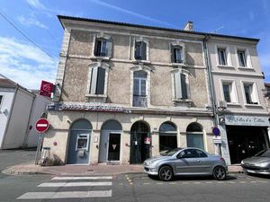 Local commercial plein centre