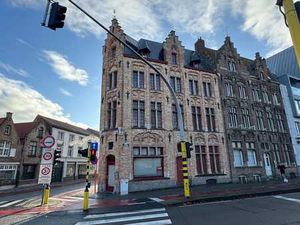 Volledig te renoveren appartement / woonst en handelspand...