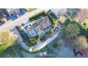 Grande villa avec beau potentiel