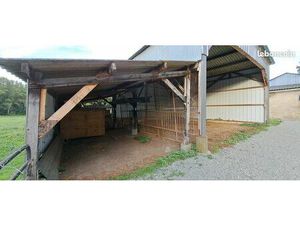 Emplacement sous-hangar pour voiture