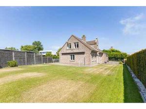 Maison ouverte avec grand jardin ensoleillé