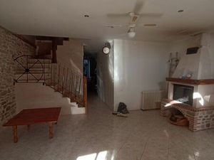 Maison de village 240 m2 / cour 28m2 / dépendance 46m2  énorme potentiel pour cette superb