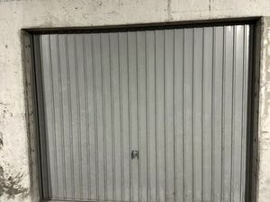 Garage box fermé situé proche arrêts bus et tram