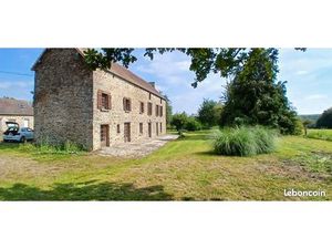 Ensemble de deux maisons en pierre