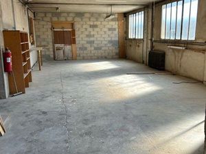 Grand local de stockage / garage 88m2