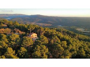Propriété à rénover avec grand terrain dans le Verdon