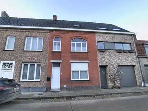 Maison rénovée de 2 chambres avec terrasse.