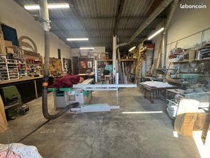 Grand local  90 m² avec mezzanine  parking