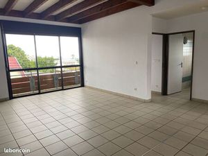 A louer Centre-ville TAMPON – Spacieux T3/4 avec mezzanine + 2 parkings