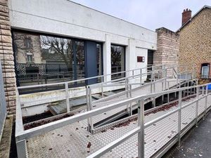 À LOUER – Local professionnel climatisé – 3 bureaux + 2 salles de consultation