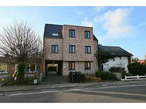 Leuk dakappartement met 2 slaapkamers .