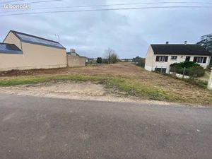 Terrain constructible 2600 m2 - Belle façade 27 m - Entrée d'Étigny côté Sens
