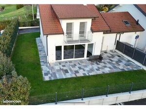 Maison contemporaine 5 pièces – 165 m² – Archamps (74160) - jumelée par le garage
