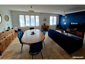 Maison de 110 M2 entièrement rénovée plus garage de 25 M2 sur terrain d'environ 500 M2