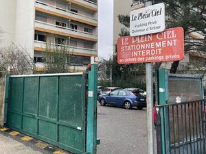 Place de parking couverte sécurisée. 11m2. Mosson. Le Plein Ciel. Marché des 4 saisons. ?️