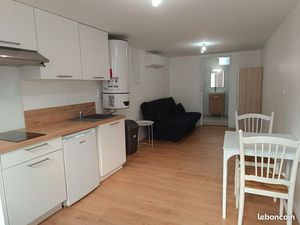 Studio meublé  climatisé  rénové toutes charges (eau  électricité  internet  entretien...)