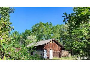 Terrain constructible de 2547 m² à 30 mn des plages