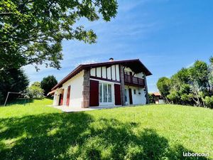 Jolie maison basque Toit Cathédrale