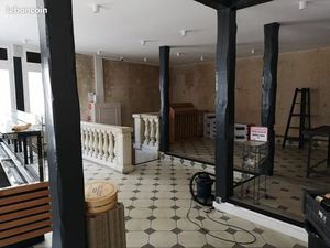 Local 251 m² Crépy-en-Valois