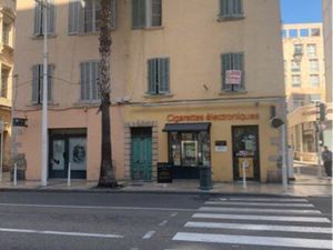 Toulon /Republique 50 m du port deux pièces au première étage