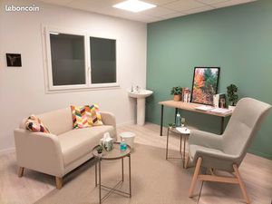 Bureau spacieux dans un cabinet paramédical