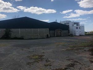 Entrepôts plus bureaux plus terrain