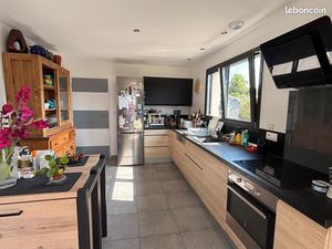 Villa récente sur deux niveaux 4 chambres terrain plat clos 1200 m2