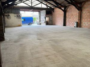 Parking local ou garage entrepôt 303 m²