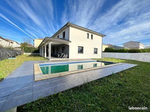 Maison familiale avec jardin  piscine et garage