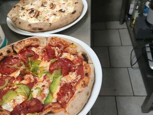 Pizza/ point chaud ■Je ne réponds qu'aux personn uet sérieux.■Bail 3/6/9. 1300/mois