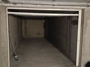 Grand garage sous sol sécurisé proche tram A