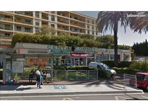 A LOUER DIRECTEMENT PROPIETAIRE LOCAL 33 m2 + MEZANINE  CENTRE COMMERCIAL ARAUCARIA  40 AV