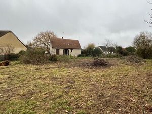 Terrain constructible 1 360 m² en cœur de village