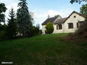Maison dans jardin paysager