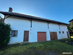 Grange de 300m2 à aménager au calme + 6 parkings