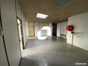 Local industriel 3 022 m²