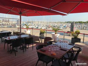 Bar restaurant sur port de plaisance