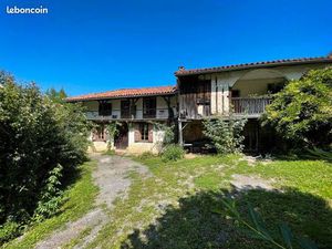 Gite  maison et grange sur grand terrain