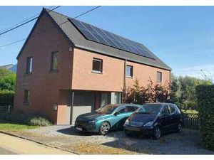 Maison moderne dans un endroit au calme