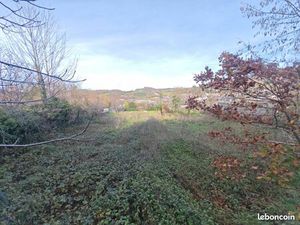 Spacieuse maison de village avec terrain et atelier