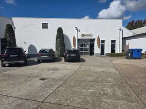 Entrepôt spacieux et polyvalent avec mezzanine et bureau