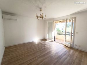 Sanary-sur-Mer : T2 rénové orienté Sud avec terrasse  ascenseur  parking