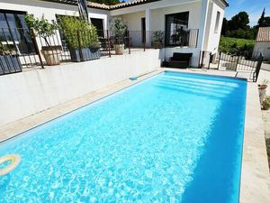 Maison contemporaine de 145 m² avec vue dégagée  piscine et terrain de 826 m² – Entre Nîme