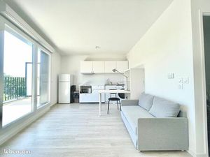 Grand studio avec balcon-Proche RER A