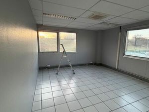Bureau à louer – 22 71 m² – Stains