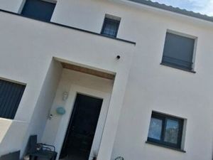 Maison familiale récente avec jardin et terrasse