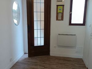 Appartement 2 pièces meublé entrée salon coin cuisine chambre 1 er étage d'une maison. A l